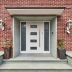 Weiße Haustür im Bauhaus-Stil mit kleinen Fenstern