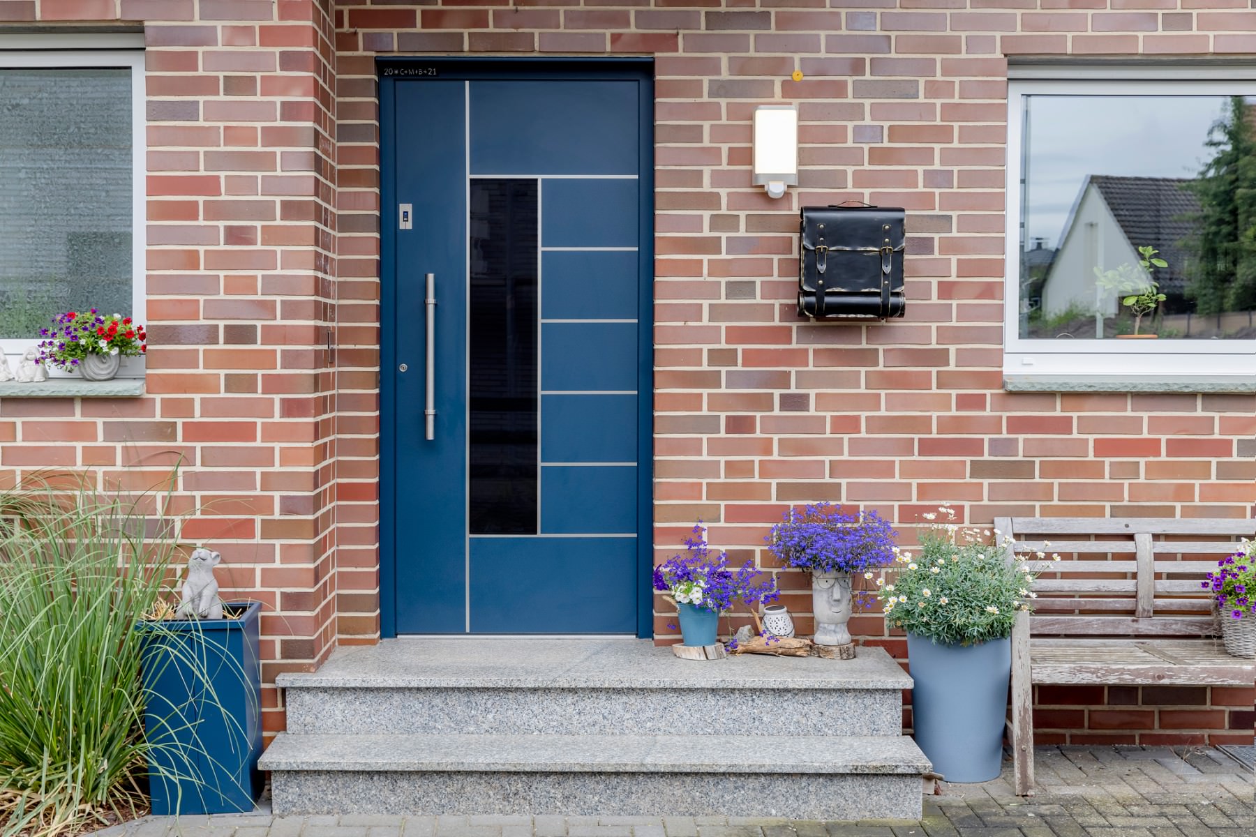 Eine dunkle Haustür in Oelde: Das Blau wirkt frisch im roten Klinkerbau
