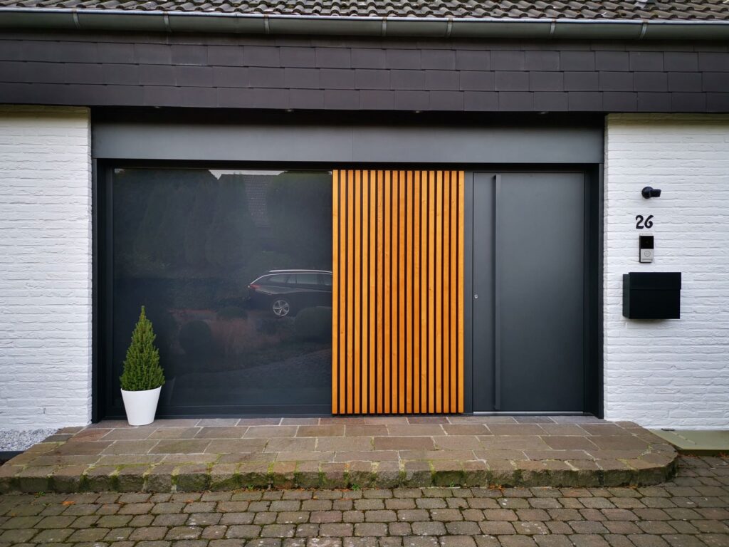 Moderne, schwarze Aluminium-Haustür mit Holz Dekor