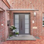 Glas-Vordach und Haustür sind passend aufeinander abgestimmt