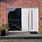 Individuelle Haustür designen lassen - in Weiß mit Glas